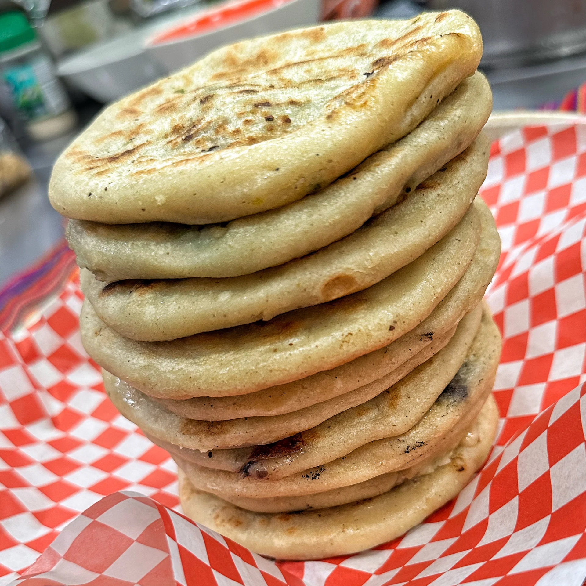 Pupusa de Loroco, Frijoles, y Queso